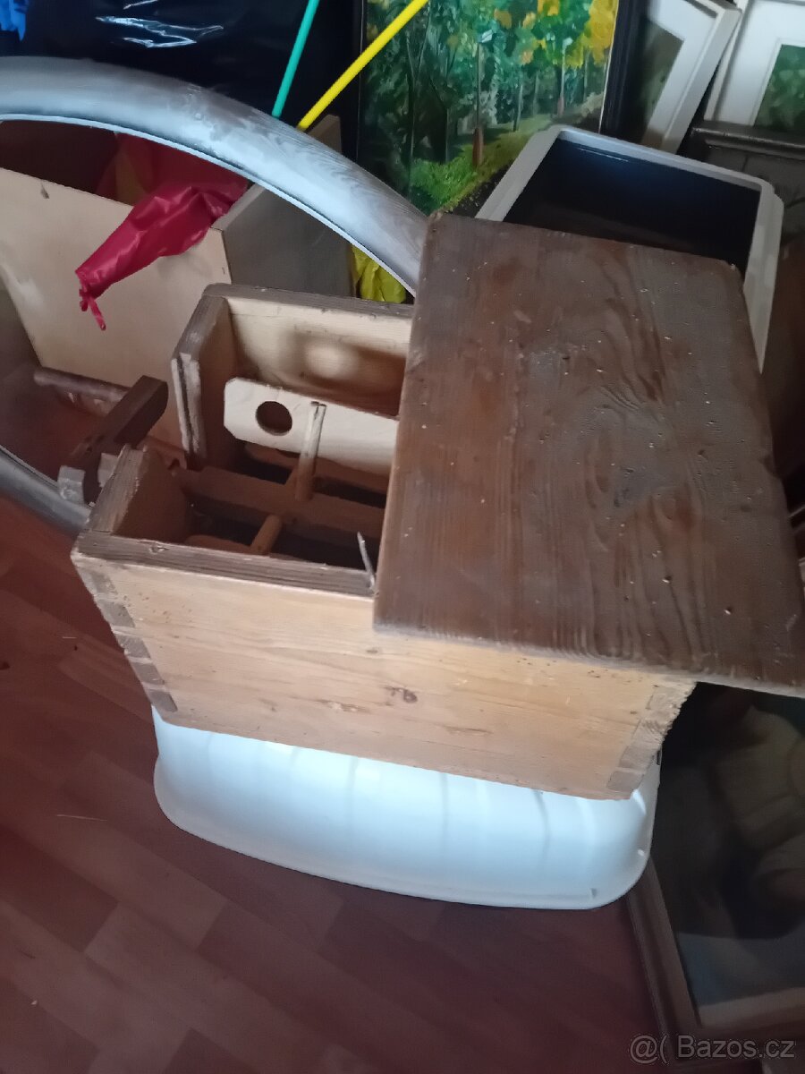 Máselnice zachovalá - 3