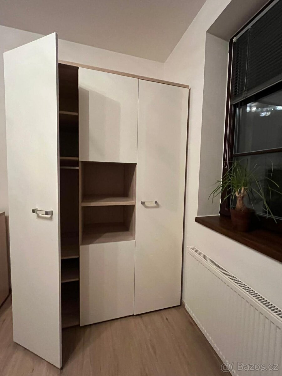 Šatní skříň se dvěma komodami - 3