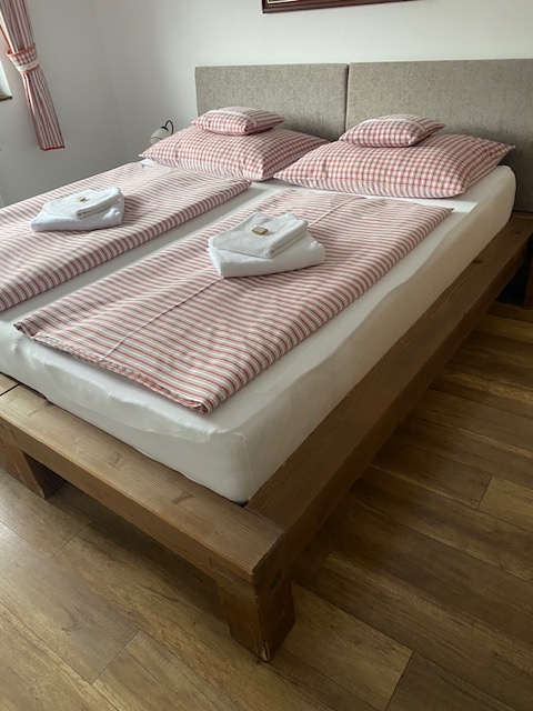 Masivní dřevěné postele, stolek - 3