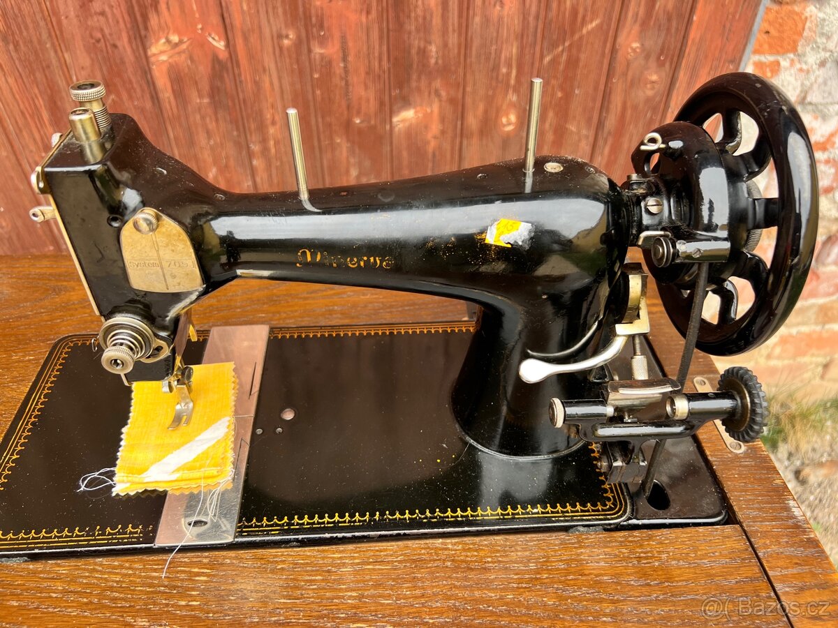 Starý šicí stroj - 3