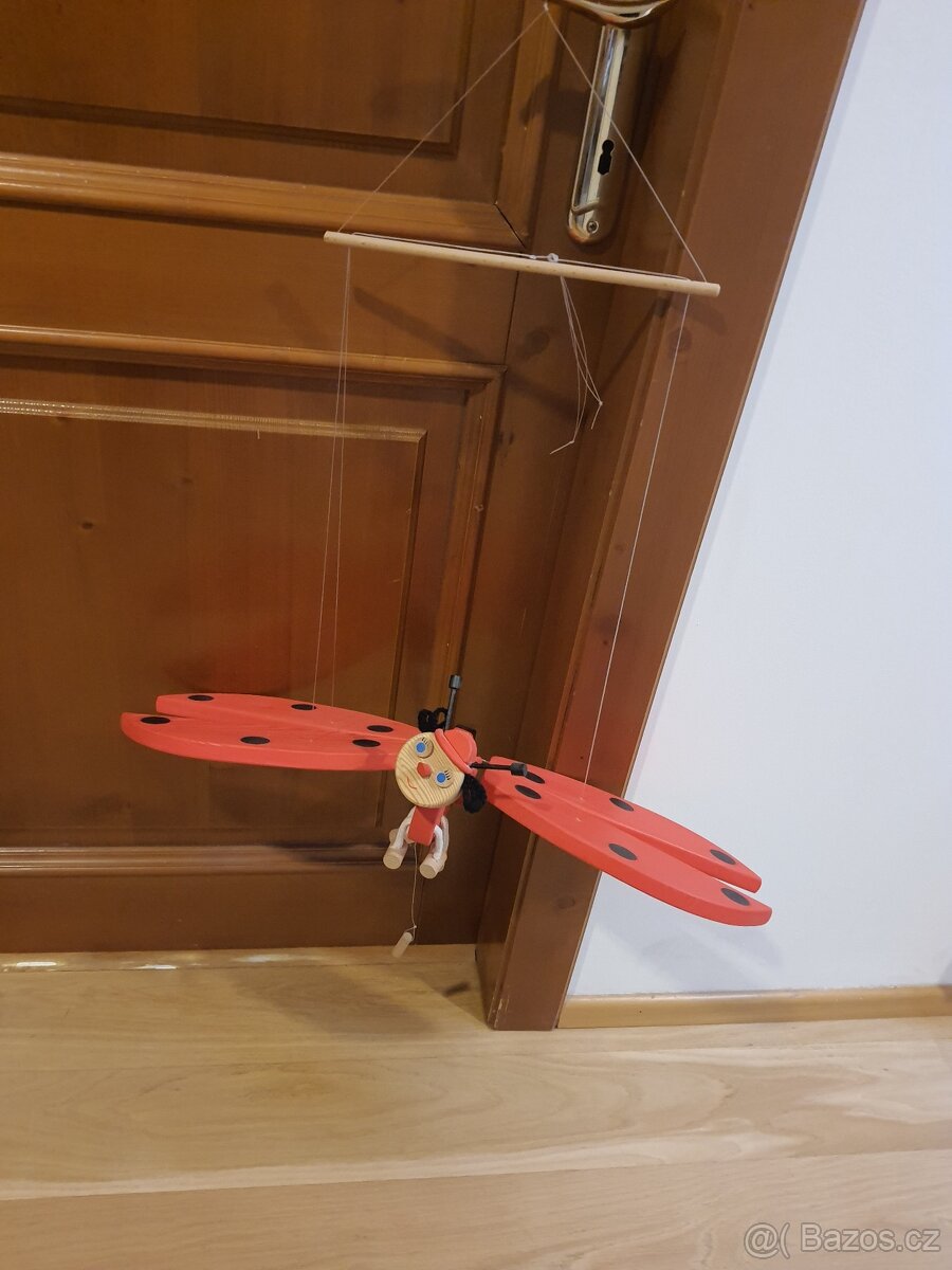 Závěsná beruška / houpací dřevěná dekorace - 3