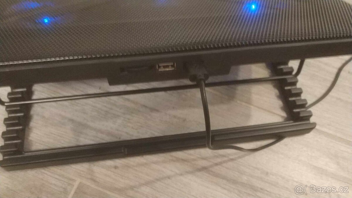 Podsvícená chladící podložka 17" USB Hub - 3