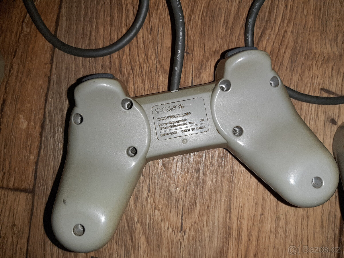 Prodám 3 kusy ovladačů Playstation - 3