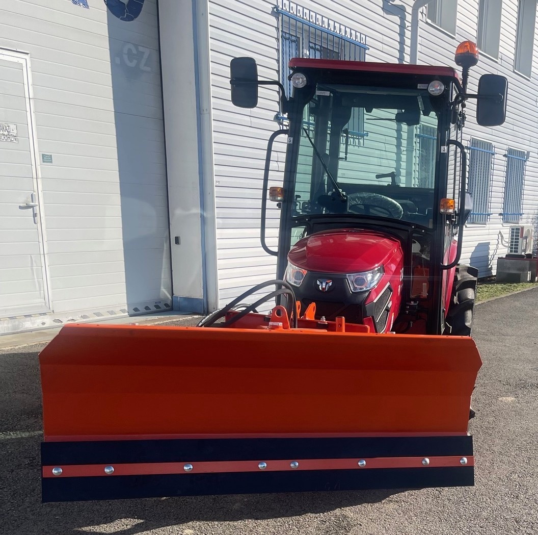 Malotraktor TYM s radlicí a rozmetadlem - 3