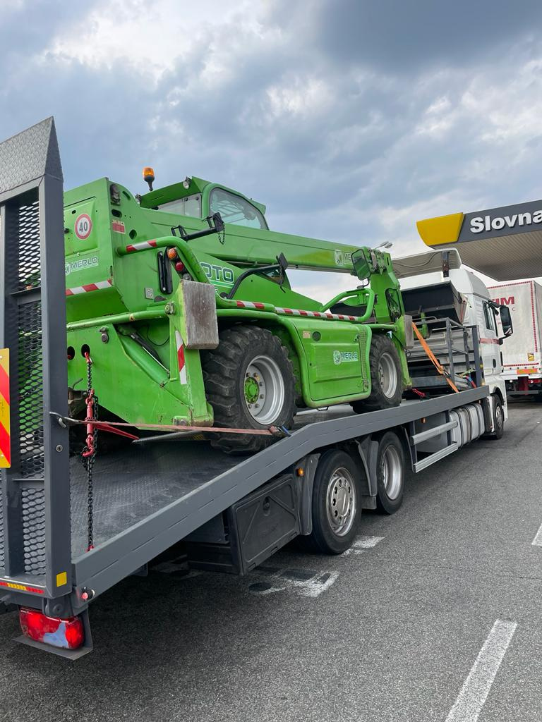 Teleskopický manipulátor, přeprava strojů - 3