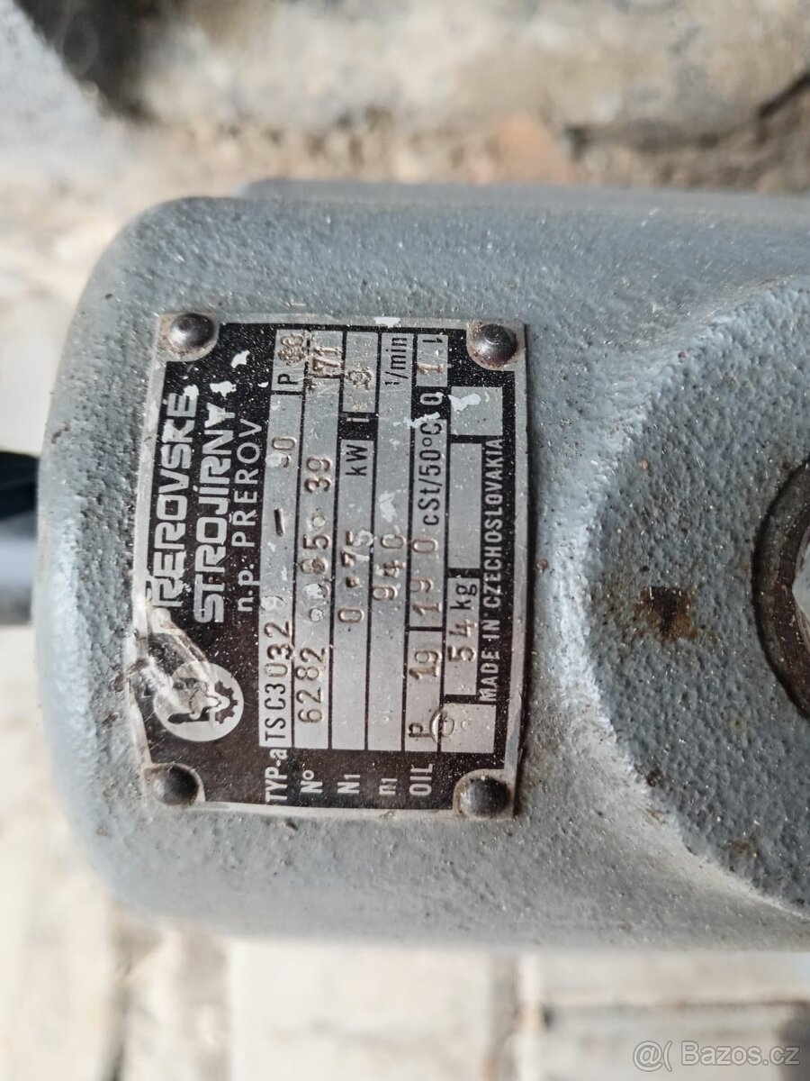 ELEKTRO MOTOR S PŘEVODOVKOU - 3