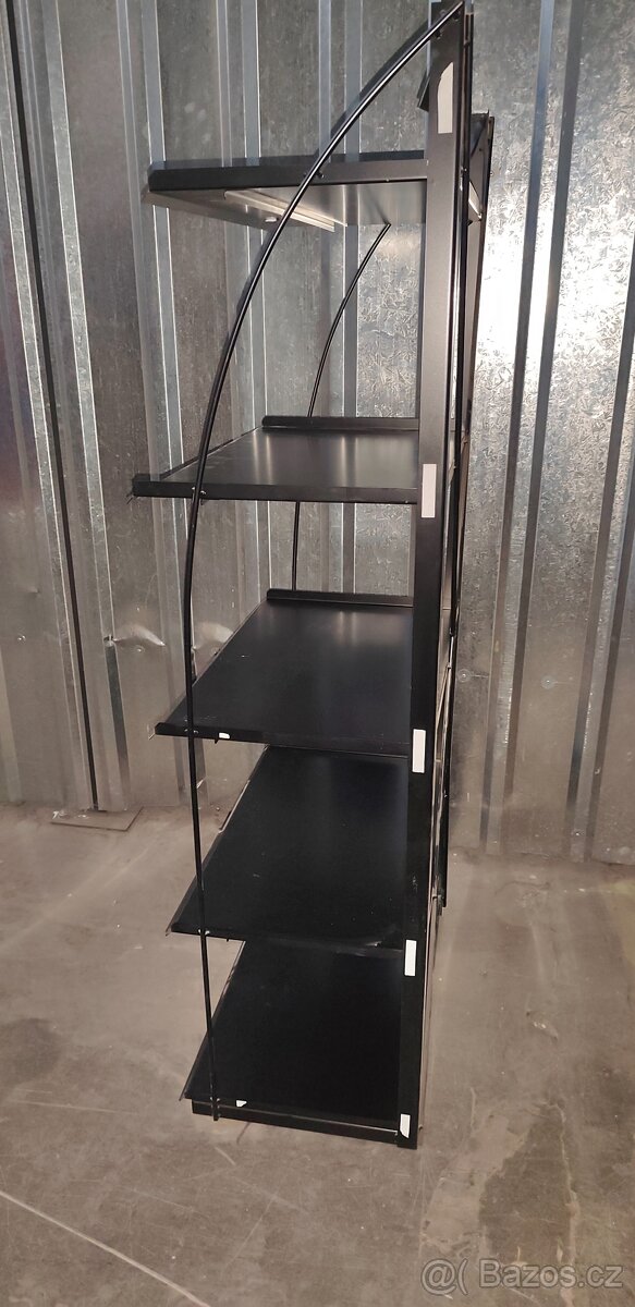 Kovový regál černé barvy - 3