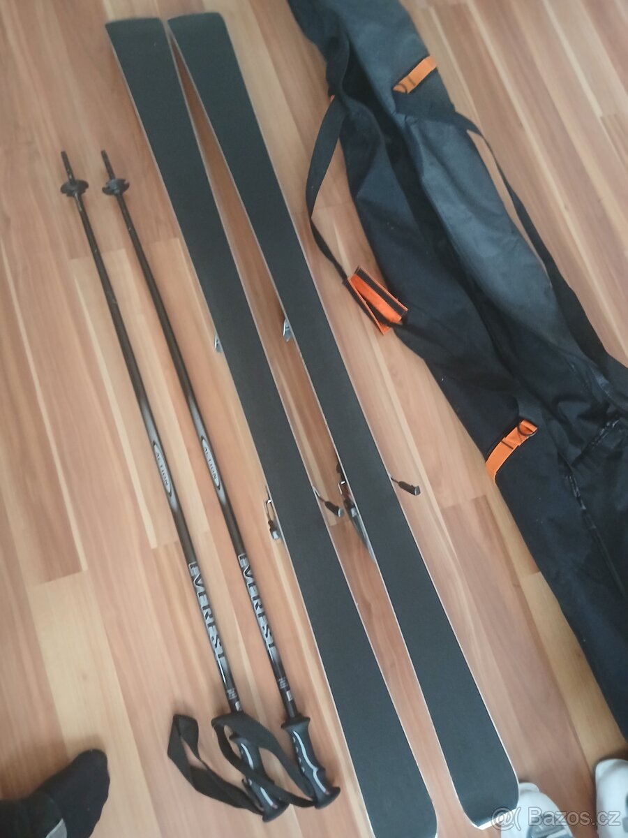 Lyže a boty helma - 3