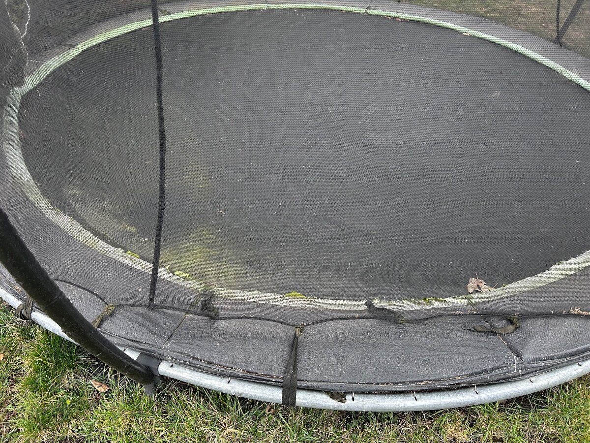 Zapuštěná trampolína - 3