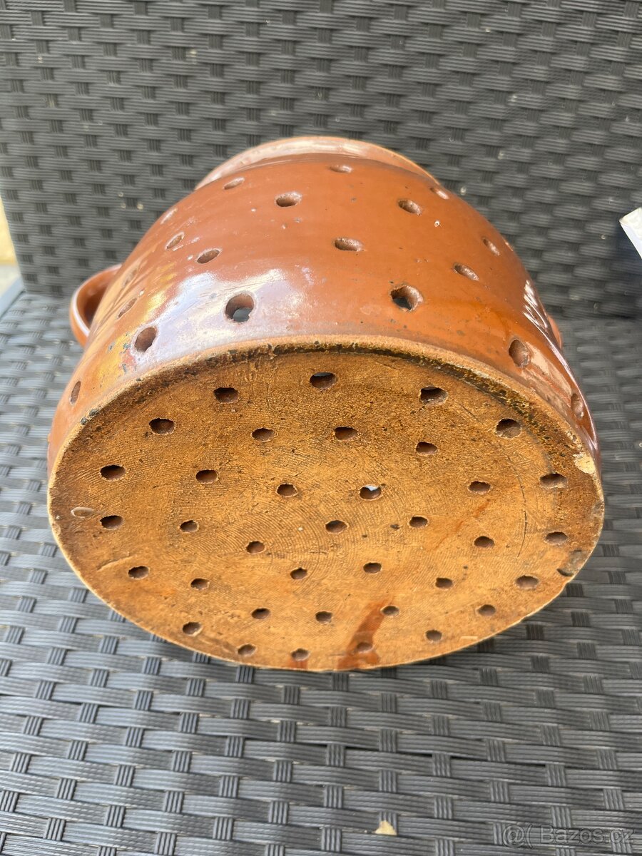 Prodám starý hnědě glazovaný keramický hrnec s otvory a dvěm - 3