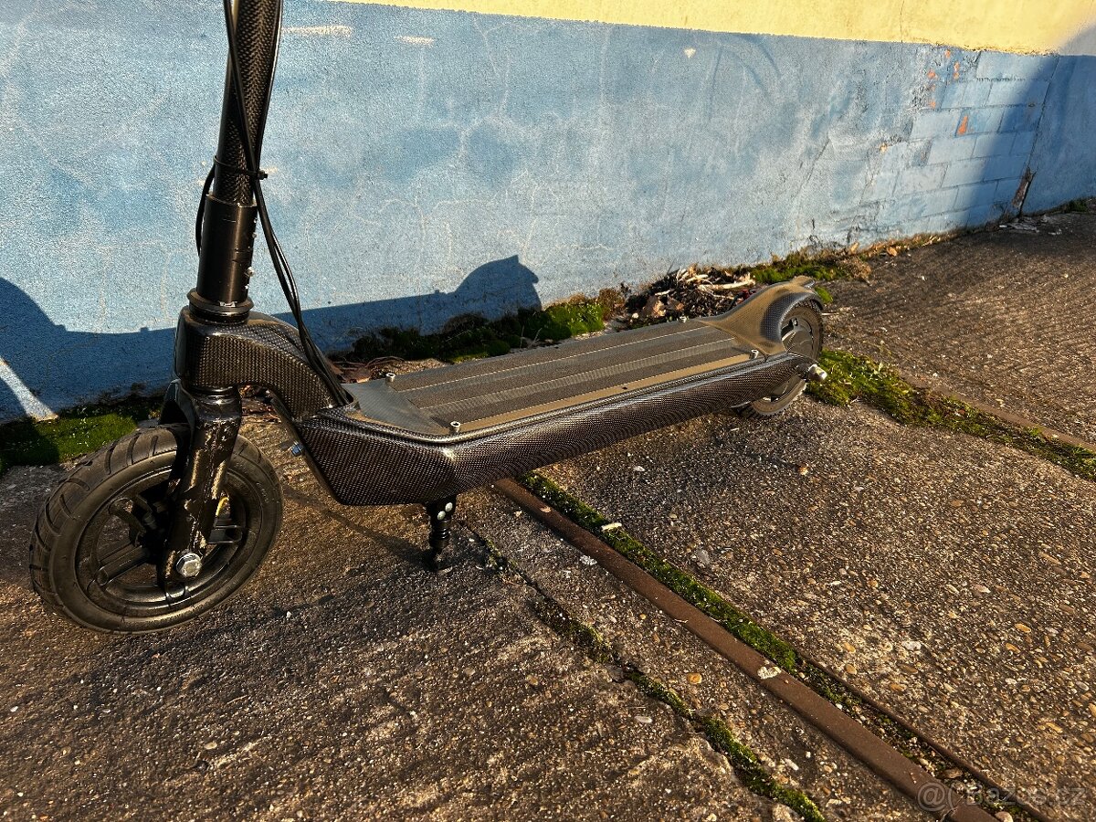 karbonova elektricka kolobezka - 3