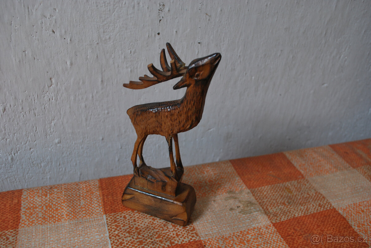 Vyřezávaná figurka jelena - 3