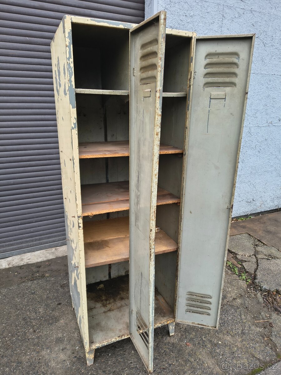 Plechová skříňka s regály - 3