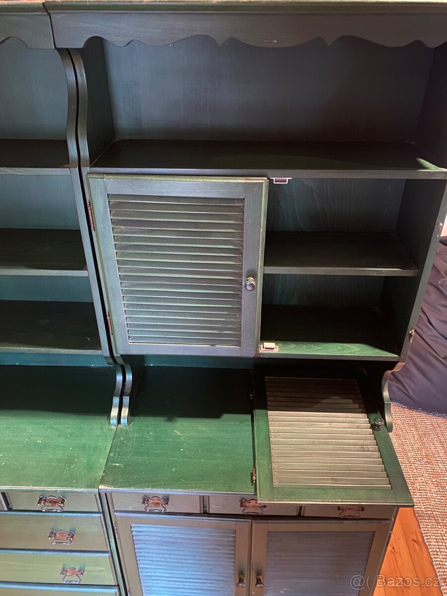 Zelený dřevěný kredenc s velkým úložným prostorem - 3