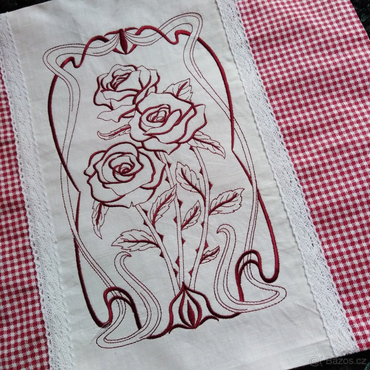 JEDINEČNÝ VYŠÍVANÝ POLŠTÁŘEK - RŮŽE - KRAJKA - 3