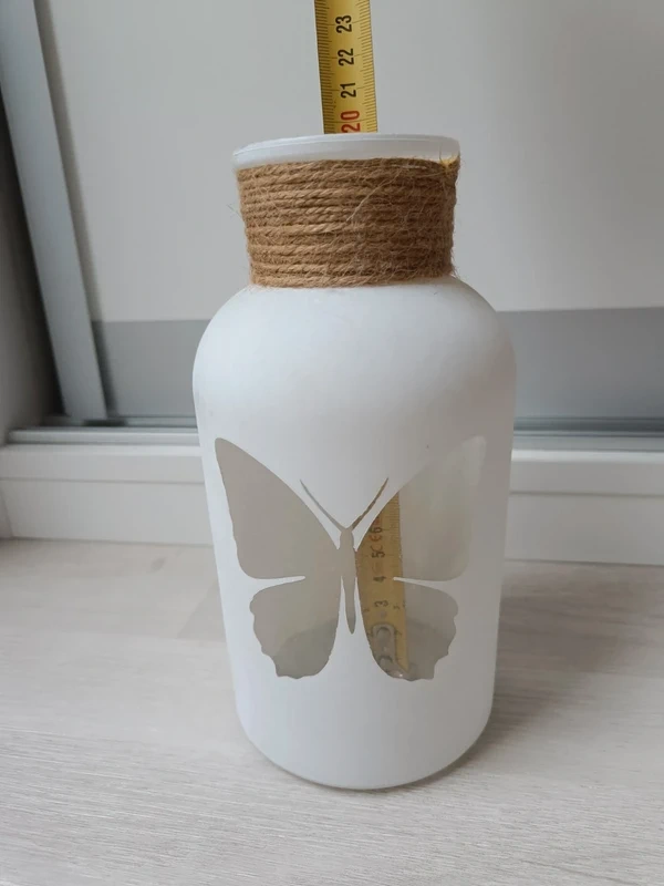 Bílá váza s motýlem - nová - 3