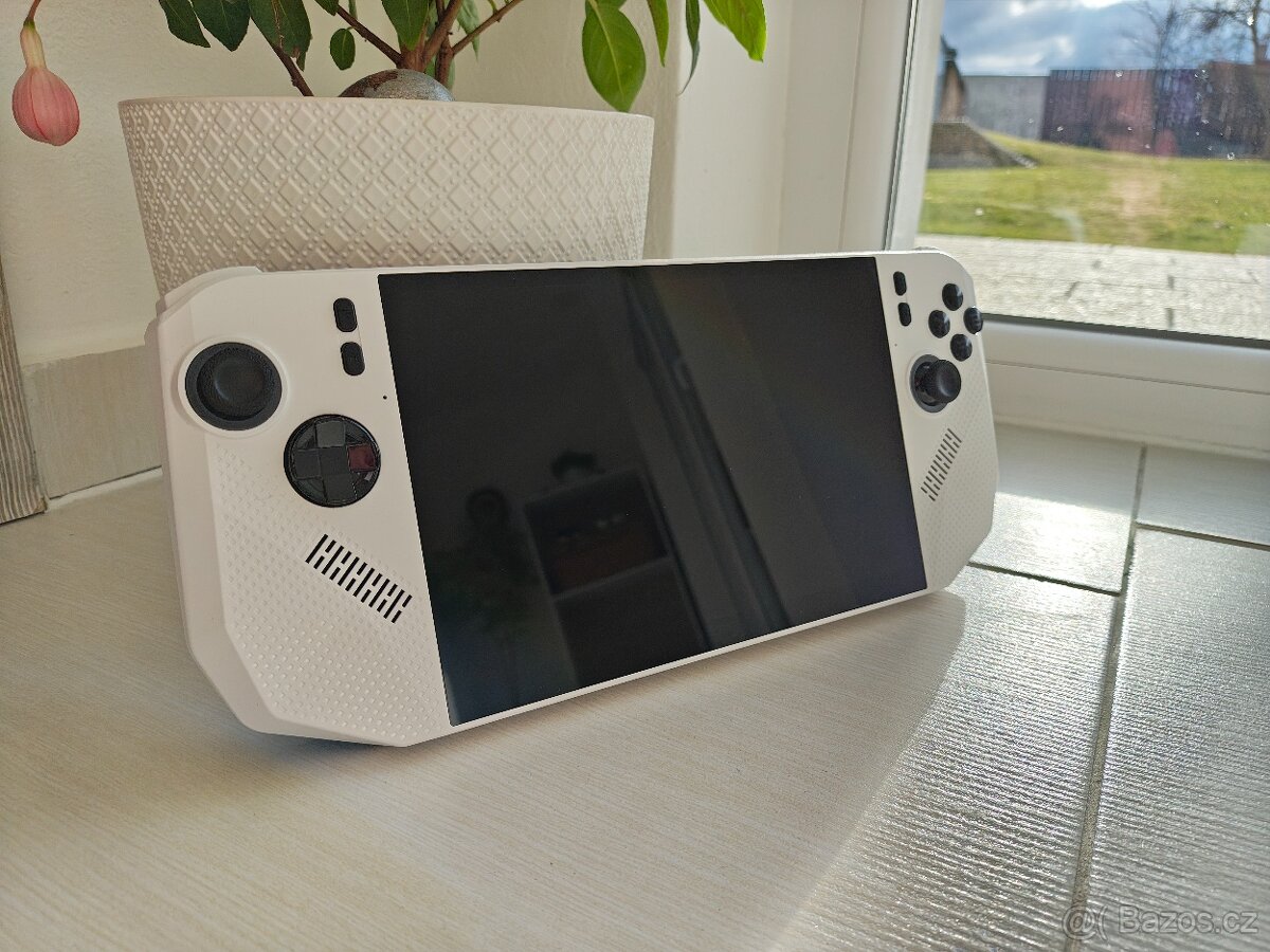 Handheld MSI CLAW A8 - 3