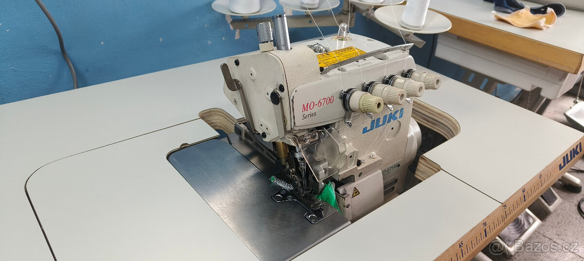 Průmyslový 4 nitný overlock Juki MO-6714S - 3