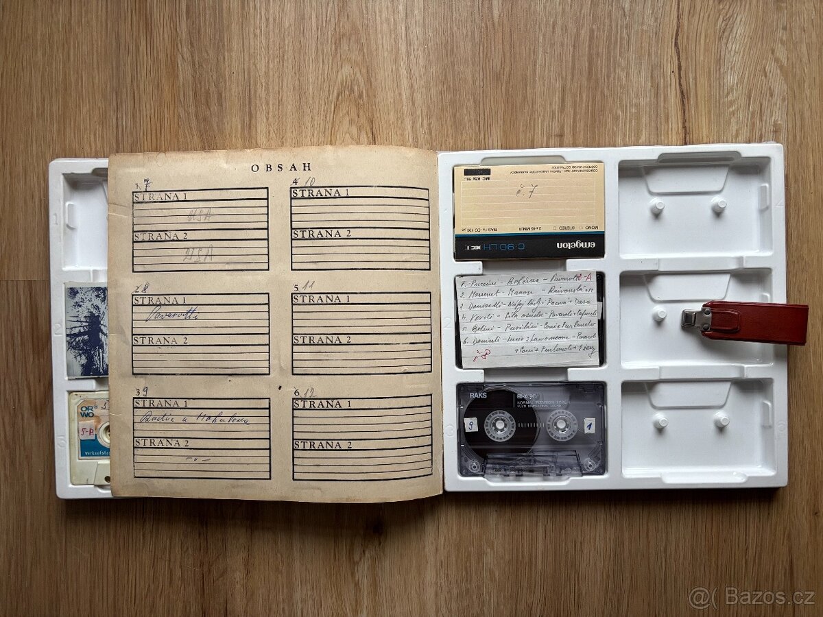 Pouzdro na 12 ks magnetofon. kazet, uvnitř 8 kazet - 3
