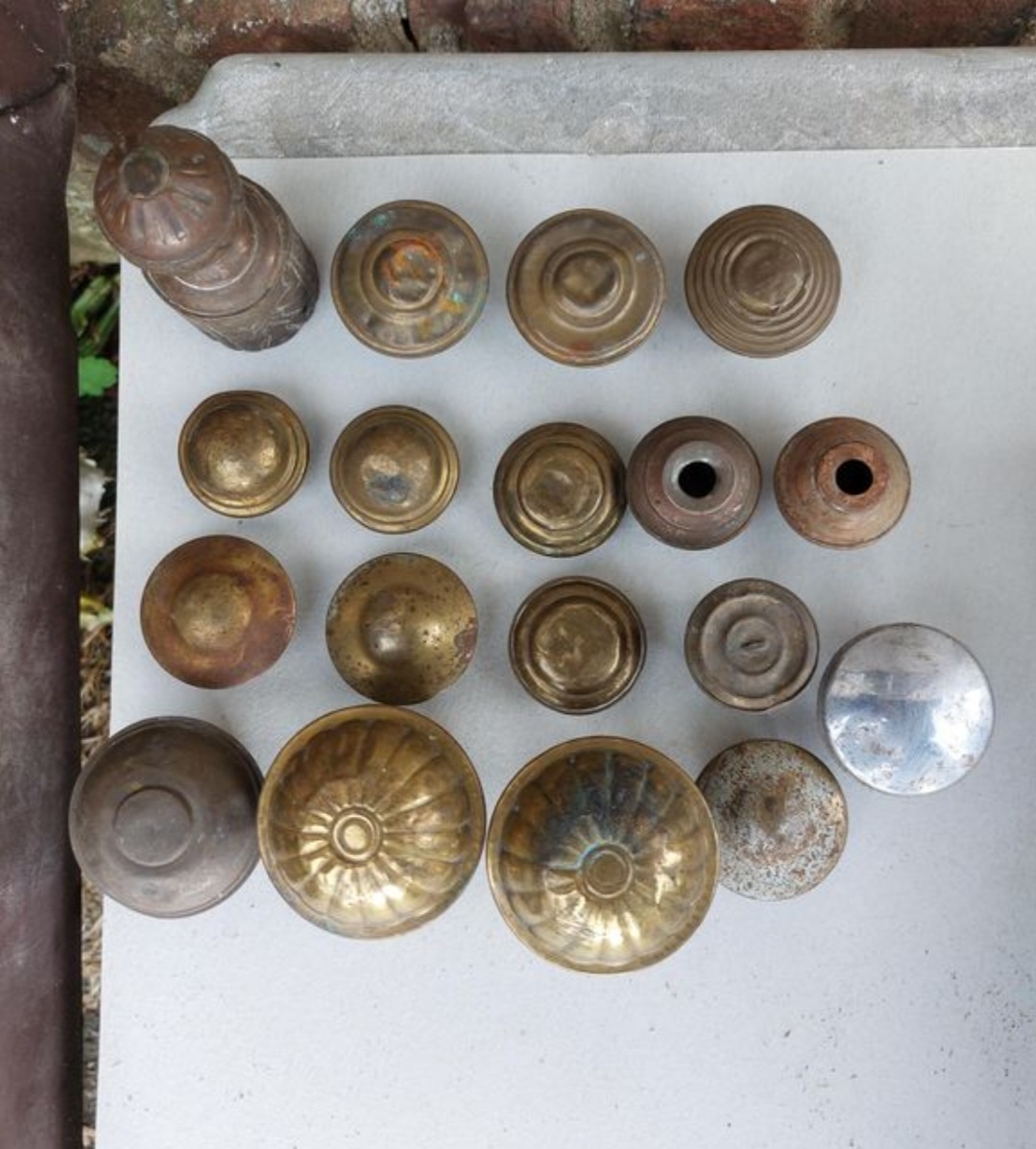 Starožitné mosazné krytky a kroužky. - 3