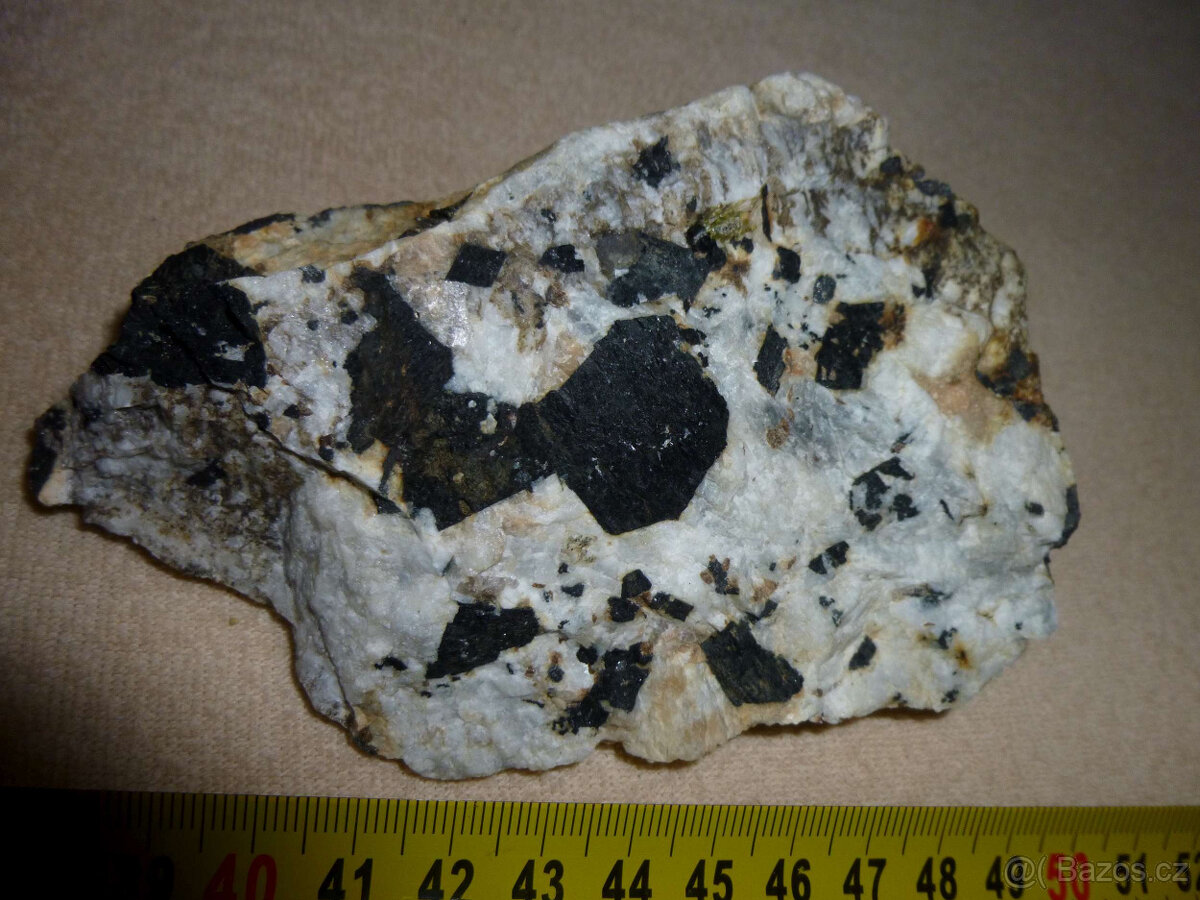 Kámen, minerál, nerost - hastingsit - 3