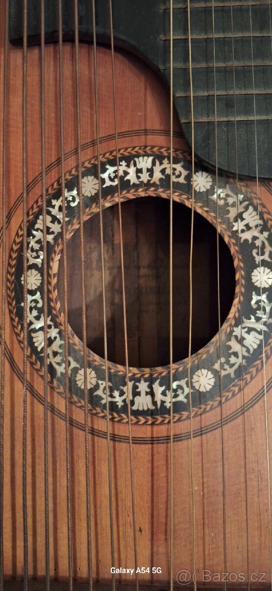 Stará dvoukrká kytara. - 3