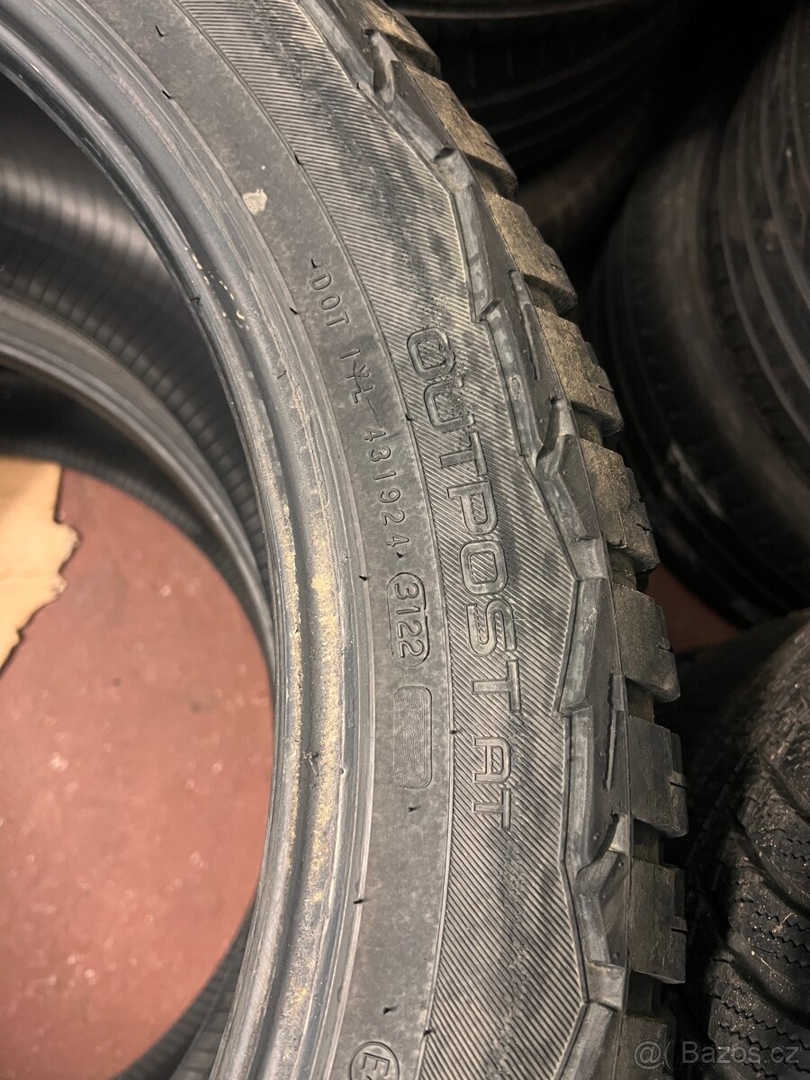 Pneu nokian 285/45R22 - 3