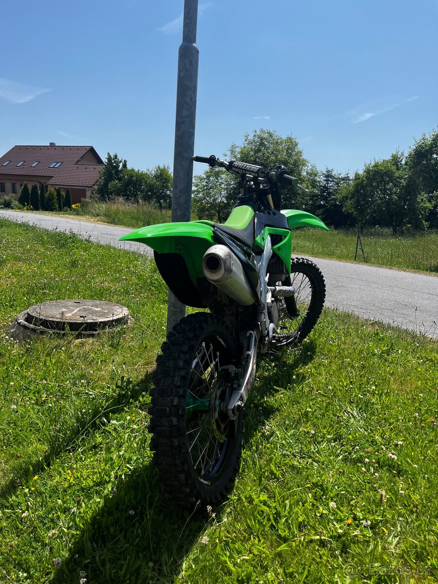 Kawasaki KXF 250 rok 2011 jedna vada a to spojkový koš