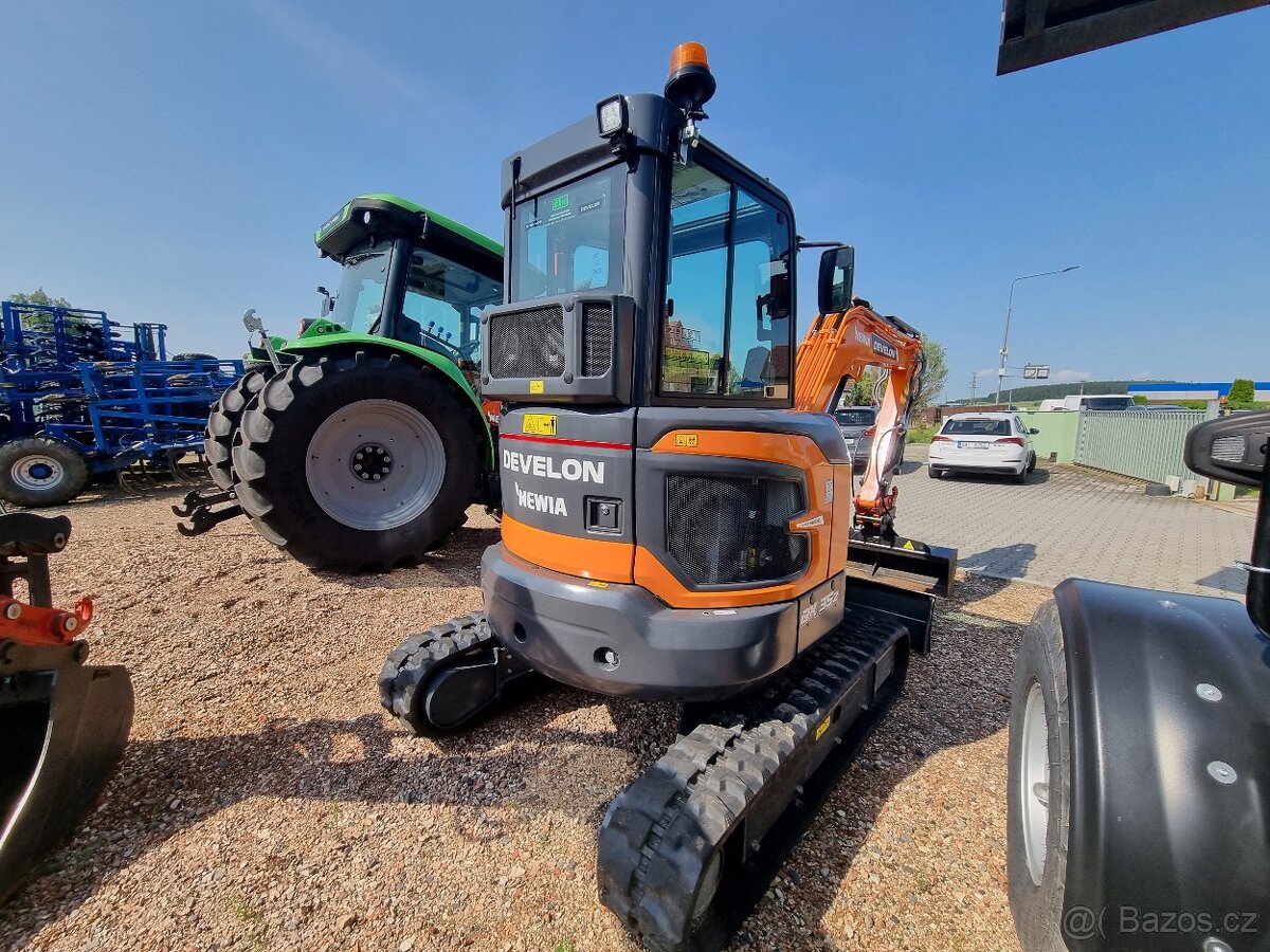 Minirypadlo Develon DX35-7 - 3