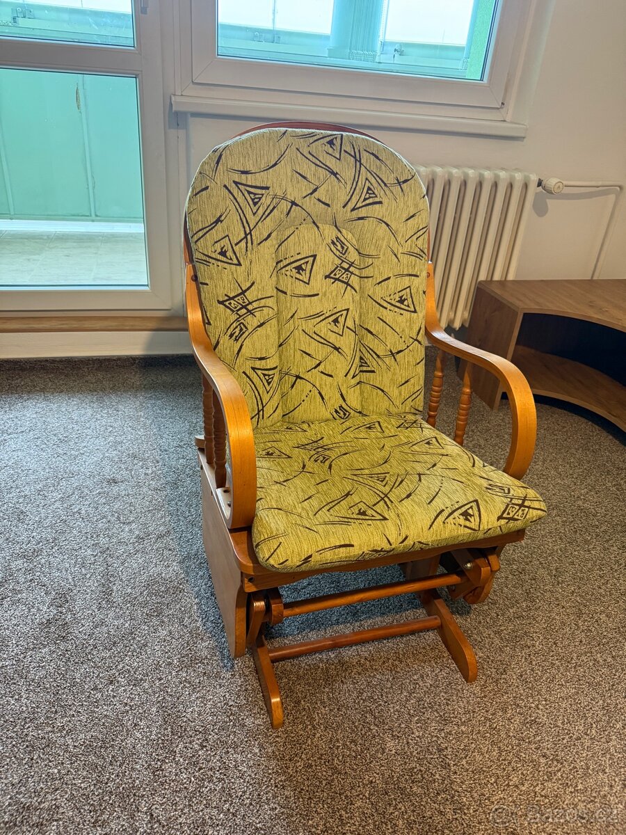 Rozkládací gauč s houpacím křeslem a bobkem - 3