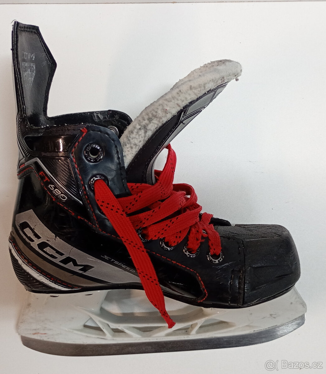Brusle CCM Jetspeed FT680 YTH EU32 - 3