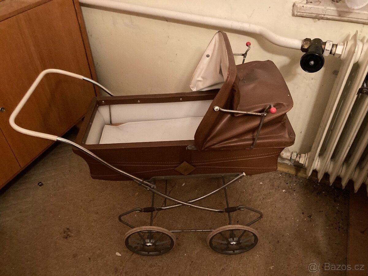 Starý kočárek pro panenky - 3