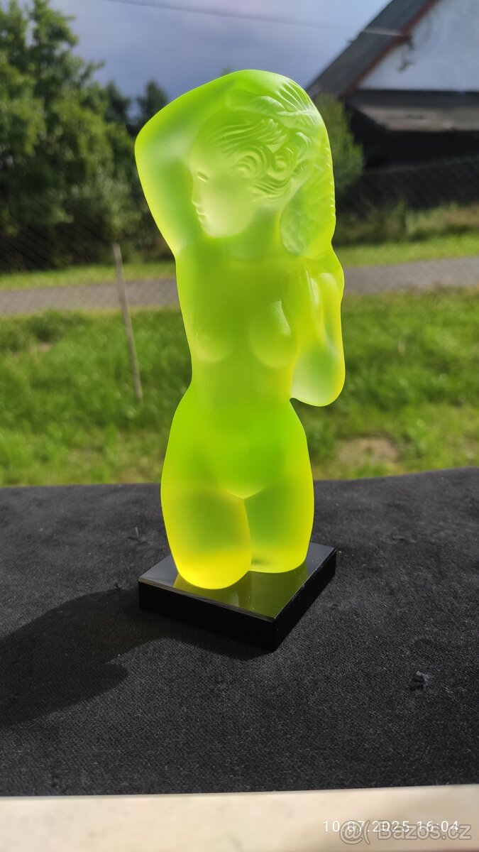 soška dívky uranové sklo 18cm top stav - 3