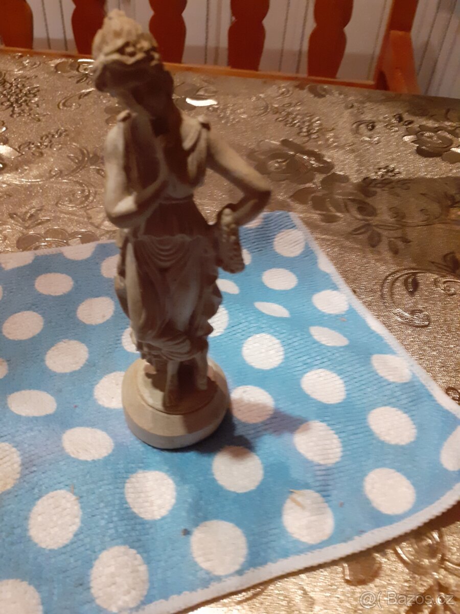 Starožitný kříž ,skleněný obrázek, soška bohyně - 3