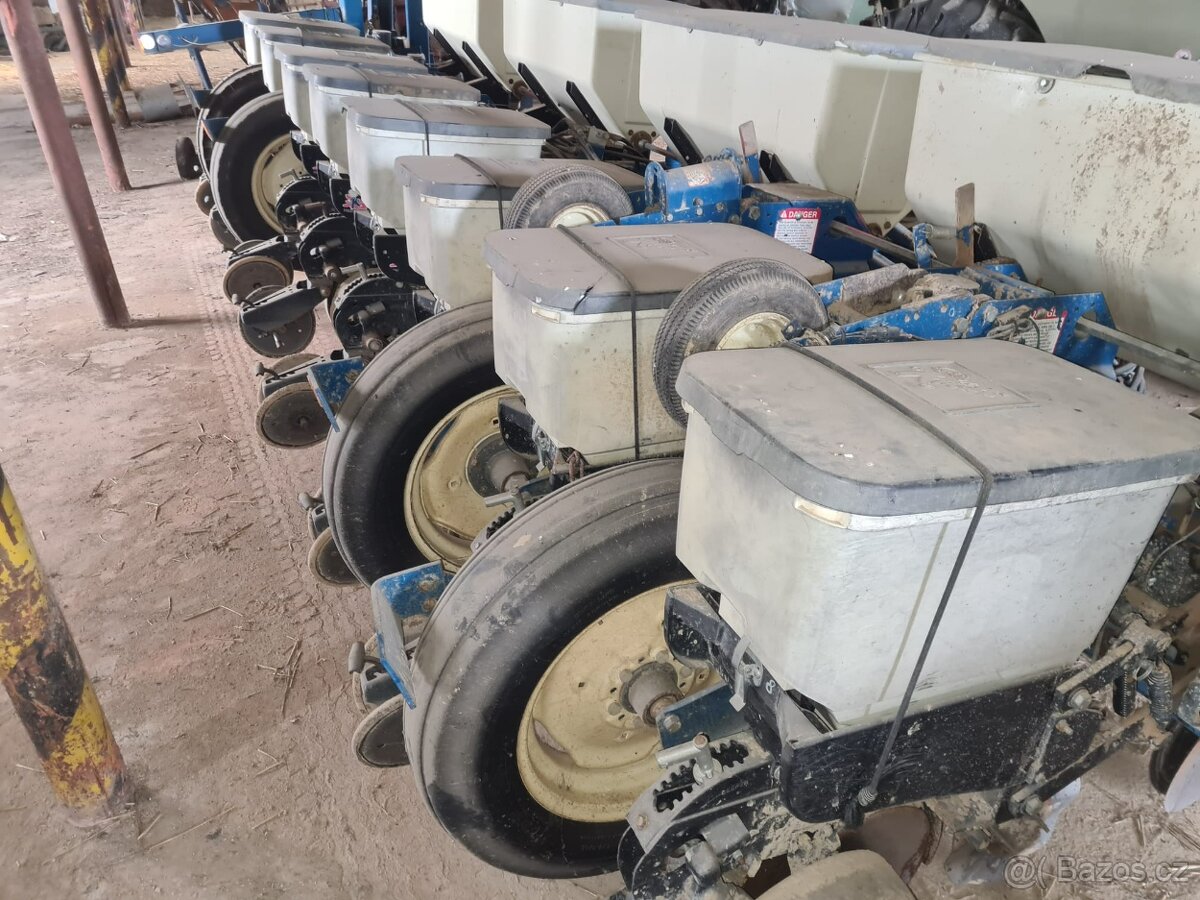 Secí stroj Kinze 3000 8 řádků - 3