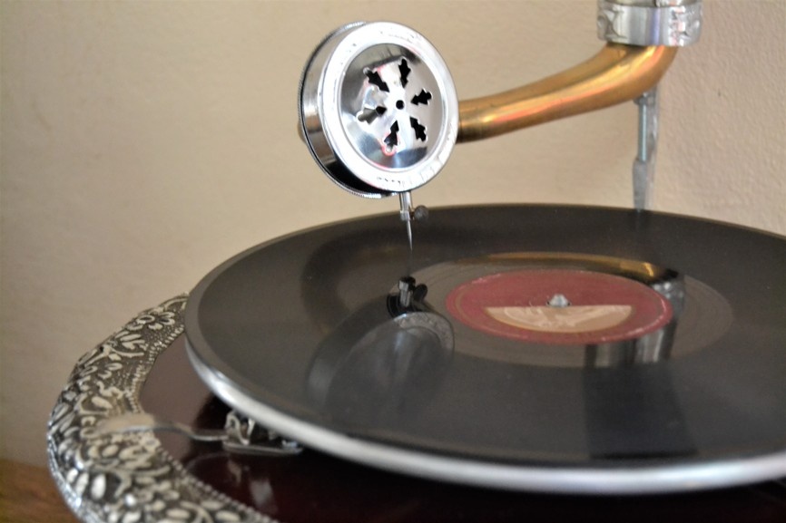 Gramofon s mosaznou troubou - kulatý stříbrný - 3