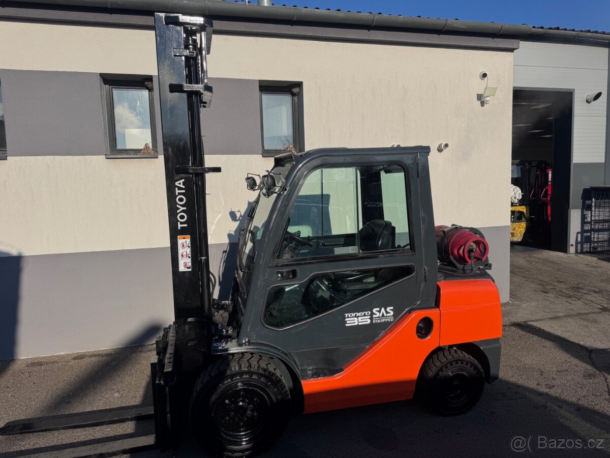 Vysokozdvižný vozík VZV Toyota 3,5t kabina LPG 4,5m - 3