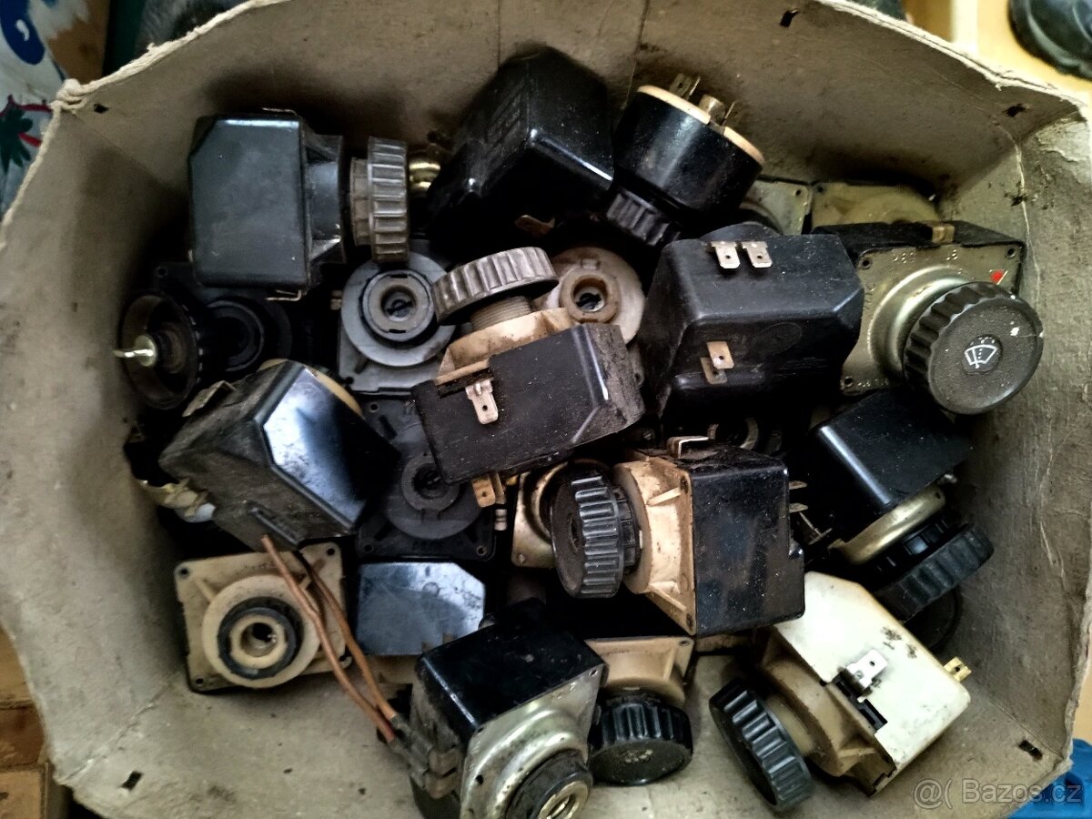 Trabant 601, díly interiéru, kličky, poutka, spínače - 3