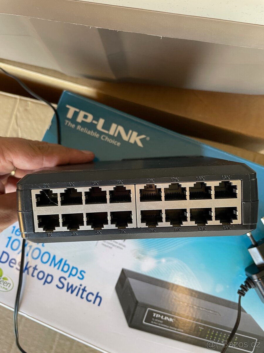 2x Switch, každý 16 portů - 3