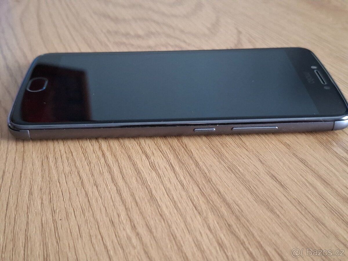 Mobilní telefon Motorola Moto E4 Plus - 3