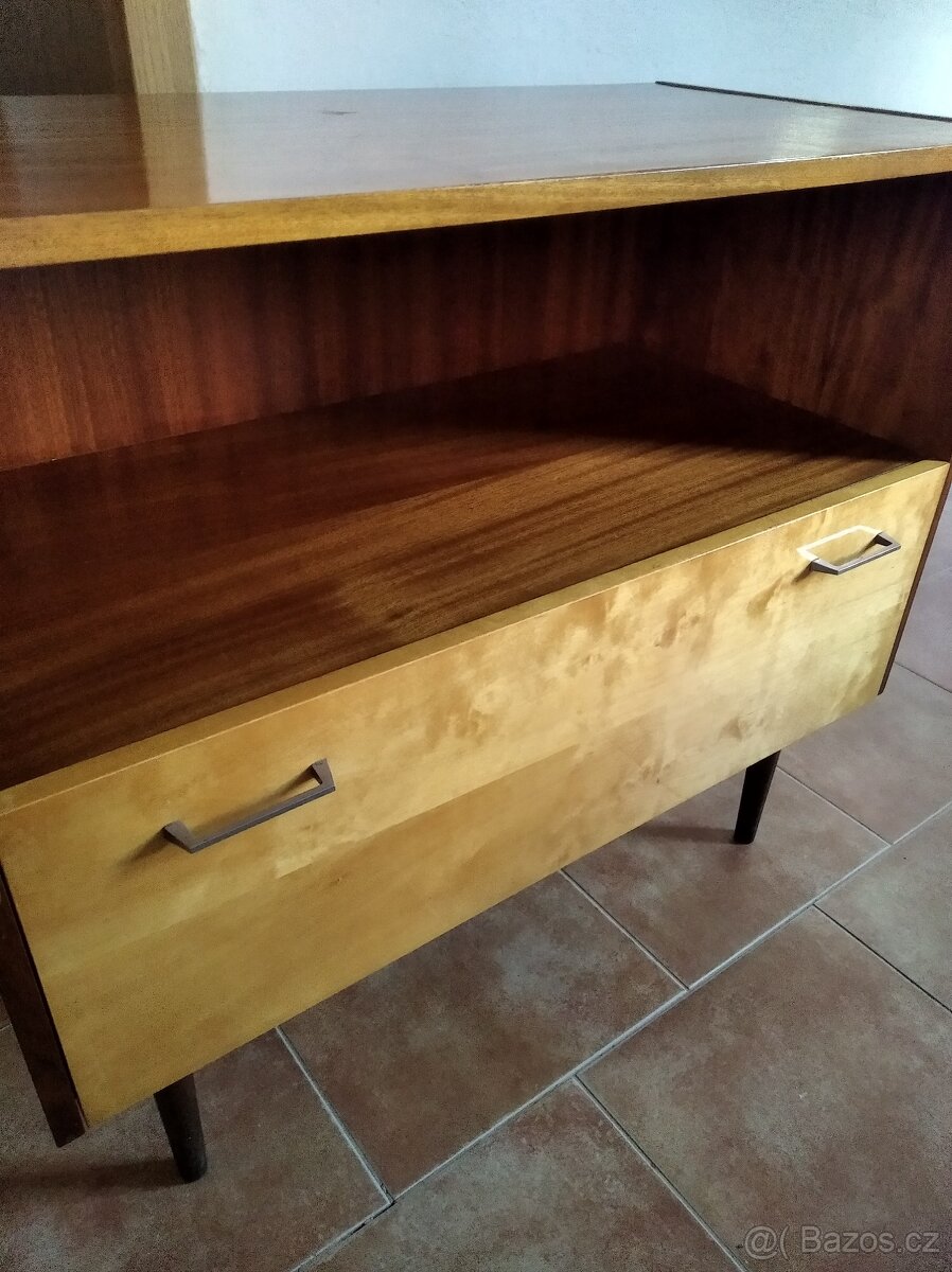 Postele a stolíky - 3