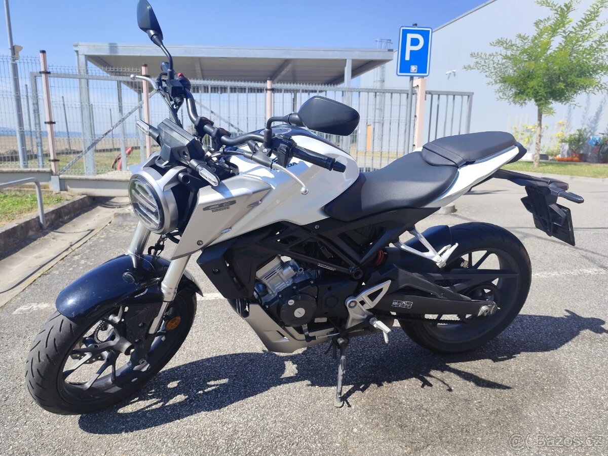 Honda CB125R rok 2020 bílá perleť pouze 8700KM - 3
