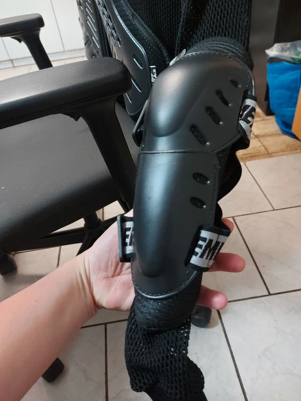 chránič těla značky EMERZE - 3