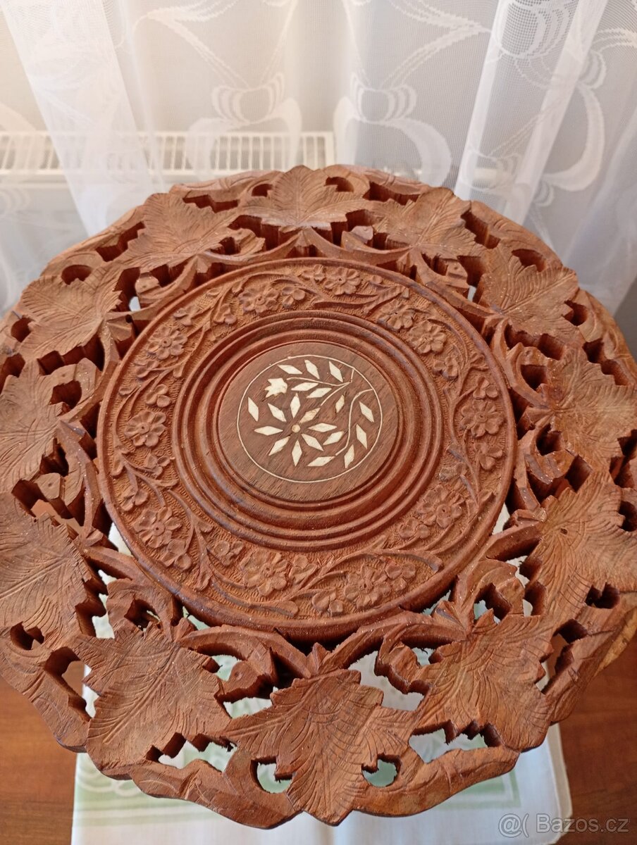 dřevěný vyřezávaný stoleček - 3