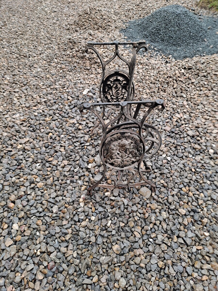 Litinový stolek od šicího stroje - 3