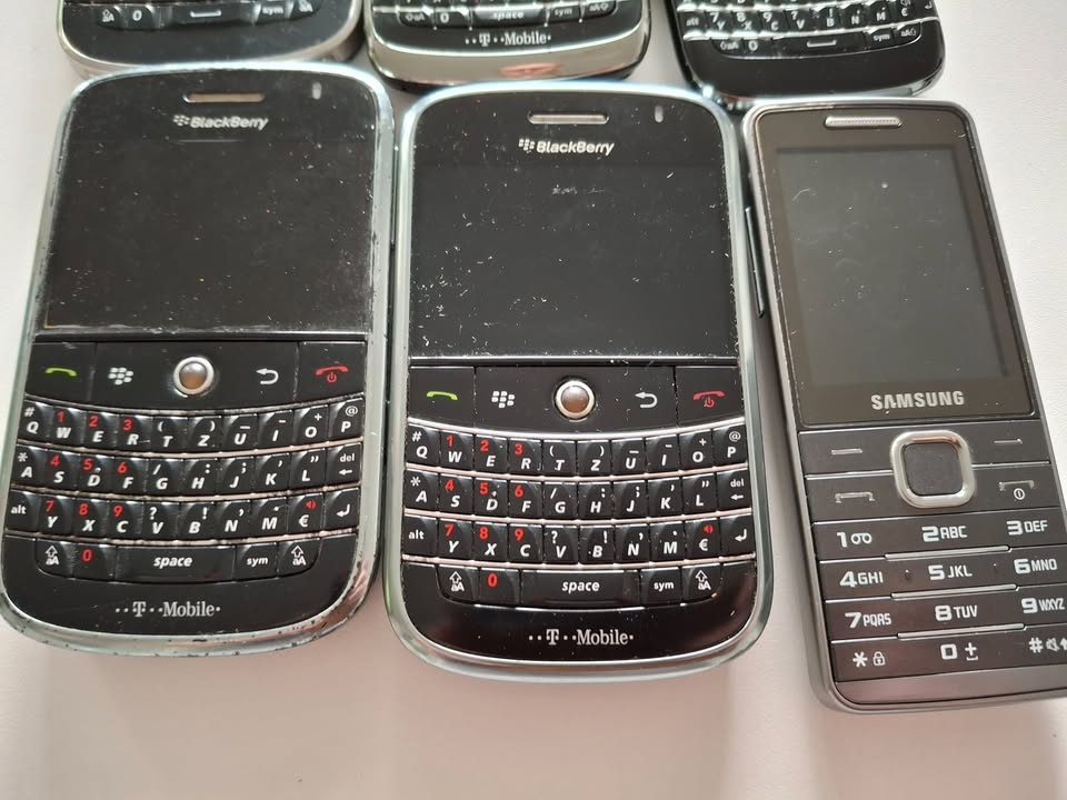 Staré tel. Blackberry, Samsung - 3