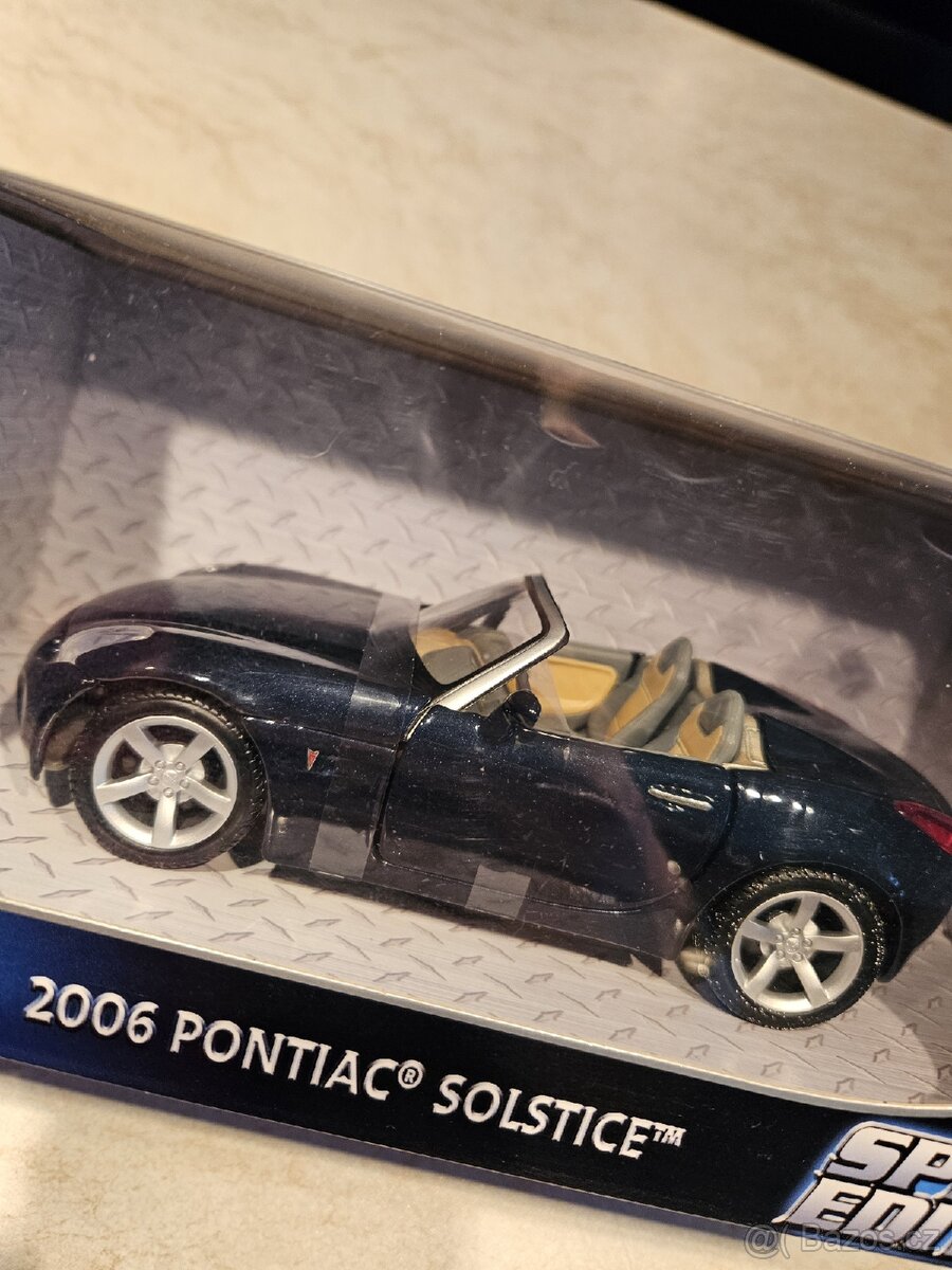 Model Maisto 2006 Pontiac Solstice 1:24 - 3