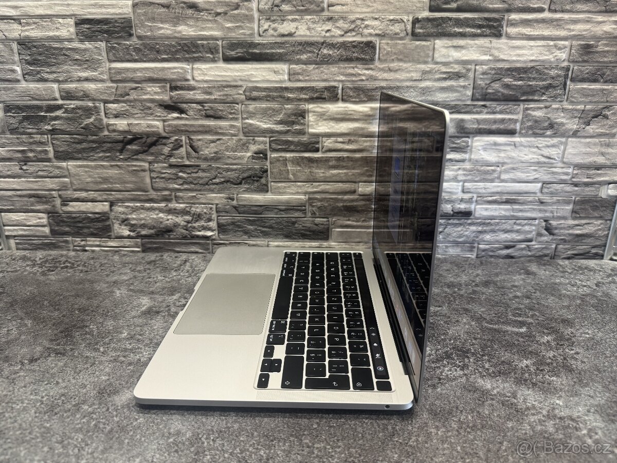 MacBook Pro 13" 2020 M1 / 8GB / 256GB - 3