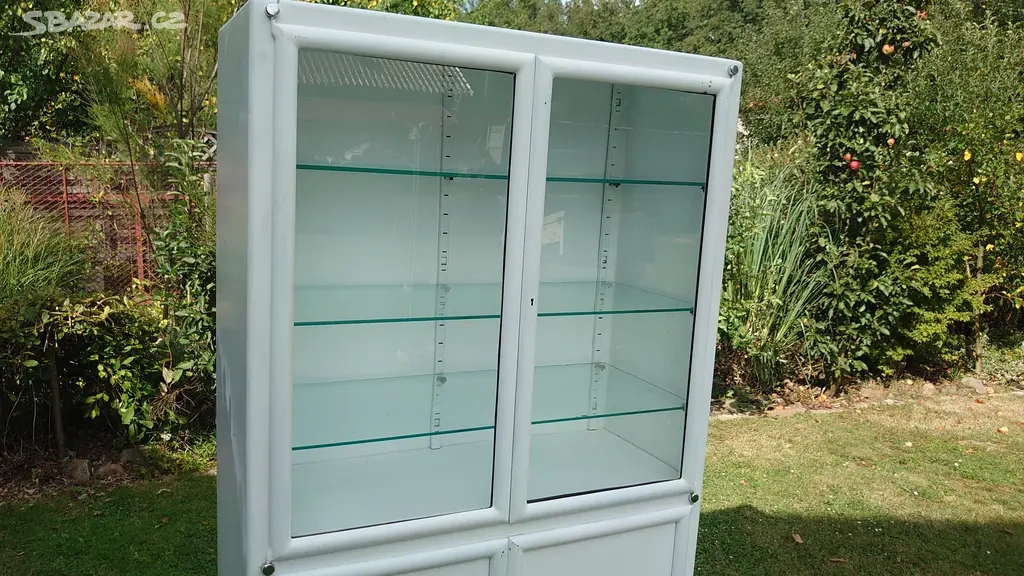 Lékařská kovová prosklená vitrína - 3