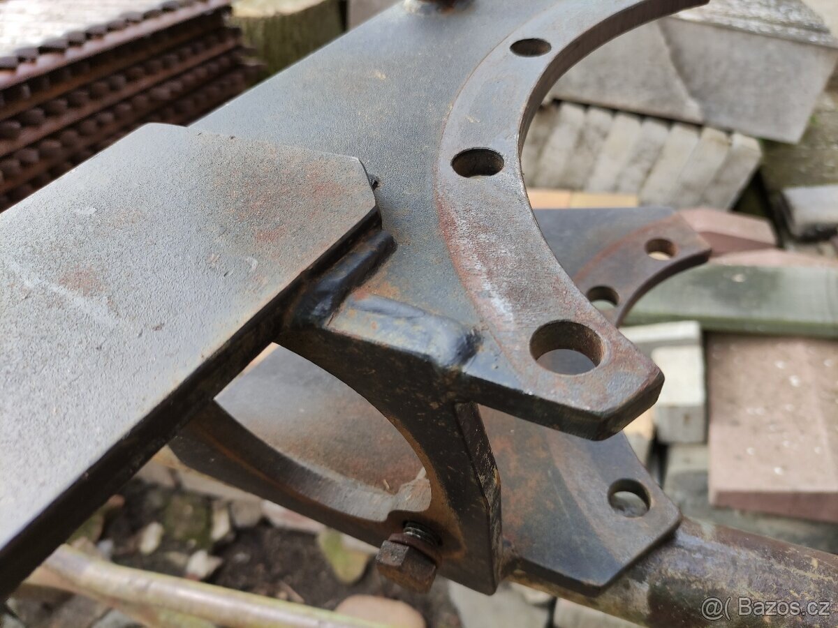 Koupím Držáky ochranného rámu ZETOR - 3